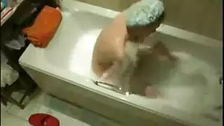 النص الأصلي: تستمني في الحمام بكل محنة و كسها ساخن و هي تتغنج و حبيبها يصورها سرا