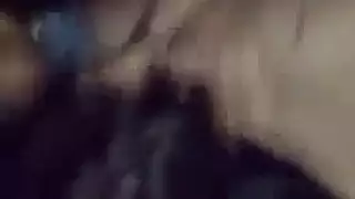 عاهرة صغيرة تبلع القضيب بعمق حتى تختنق بالسائل المنوي
