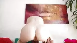 يرفعها على زبه الداكن الشاب الوسيم يدك كسها الوردي الجميل