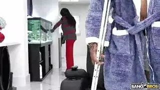بنت شقراء قمورة تتناك من الفحل الزنجي وتمص زبه الكبير
