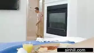 تكلمه ينيكها البيت فاضي