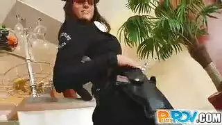 ضابطة جميلة تخدم قضيباً قوياً وتبلع كل قطرة