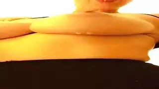 فتاة الكاميرا تركب قضيبًا اصطناعيًا وتئن
