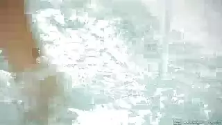 سحاق شرجي و مداعبة الصدر في حمام ساخن
