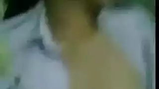 تلميذة تخلع ملابسها وتتلقى قضيبًا صلبًا في فرجها العاري