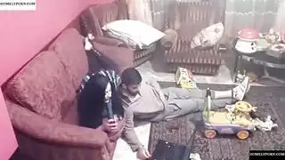 شقراء حارة بمؤخرة مذهلة تقفز على قضيب سميك قبل أن تمصه
