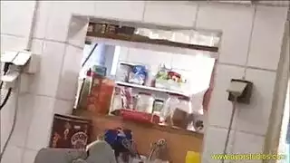 يتحول العمل في الفندق إلى جلسة شرجية جامحة بين شابين عضليين