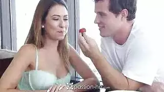 اللعب بانتصابه الصباحي حتى يقذف بقوة