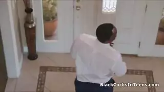 arabic: محامية مثارة تتمدد مهبلها الضيق بواسطة قضيب أسمر ضخم