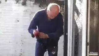 قضيب الأب يملأ ثقبيها في نيكة نارية