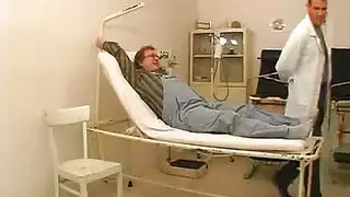 طبيبة قذرة تستمني لقضيب المريض أشيب الشعر الكبير