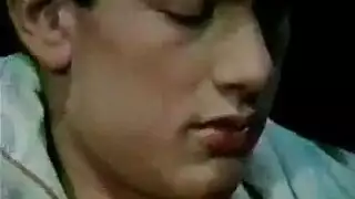 مراهق يتمدد فتحته بواسطة قضيب سميك