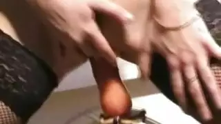 مشتهية الشهرة تأخذ آلة جنس في فرجها