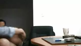 السكرتيرة المطيعة تأخذ وضعية الكلب القاسية على طاولة المكتب