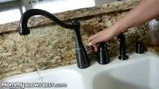 عاهرة شقراء تأخذ زبير أسود كبير في كل الفتحات وتلعق عميق