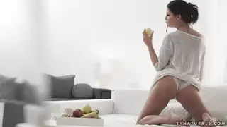 تنتاك من زوج أمها زبفشخ كسها على الأريكة