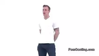 مص تلك الحلمات المثالية يجعلها تبلغ الذروة