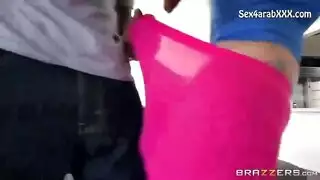 مدربة اليوجا المثيرة تأخذه بعمق في طيزها