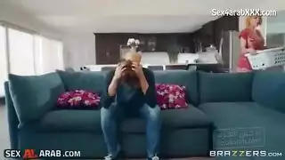 امرأة عاهرة لا تشبع تركب قضيب azb الصلب في مقطع بورنو