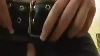 شرطية أم مثيرة في زي رسمي تمص وتضاجع قضيب أسود عملاق