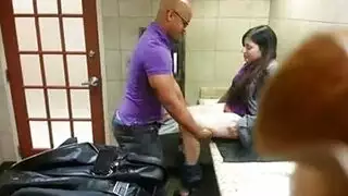 فحل أصلع مسيطر يأخذ شرموطة في مرحاض عام صارم