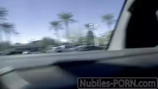 مراهقة مثيرة تتمدد طيزها الصغيرة بزب كبير صلب