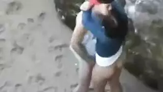 جلسة xxx خارجية: الشاب يسيطر على حبيبته بوضعية الكلب المكثفة
