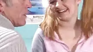 الطالبة المشاغبة تأخذ قضيبًا مدمرًا للمكتب ولحس كس