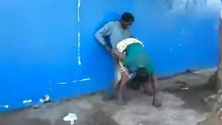 جنس خارجي صريح: رجل أفريقي مجنون يمارس الجنس مع امرأة متسولة على الرصيف