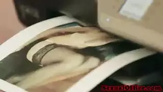 الشقراء المثيرة تجعل زميلها يضرب كسها بقوة