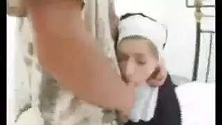 رجل ناضج وشقراء صغيرة في لقاء إباحي صريح محرم
