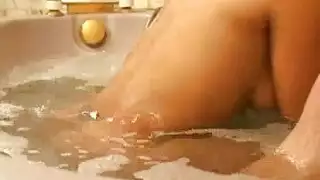 فتاة ساخنة تمارس الجنس بقوة في الحمام