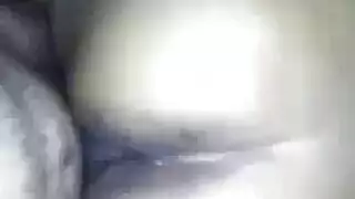 تناك في وضعية الكلب لطيز أسمر كبير من قبل رجل ممتلئ