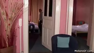 شقراء نحيلة تبتلع قضيباً قاسياً في العراء