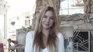 الفتاة الشقراء تحصل بالضبط على ما تريده من عشيقها