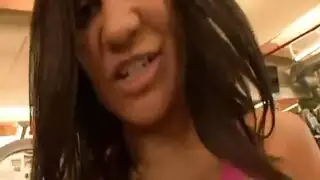 الآسيوية أدريانا تحب أن تُضرب مؤخرتها بقوة