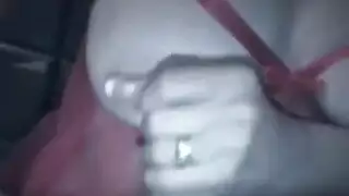 فتاة الملابس الداخلية الحمراء تُمارس عليها الجنس بقوة في مقصورة القطار