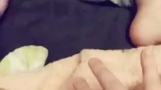 تبلغ ذروتها بقوة من قضيب أسود عملاق يضرب فرجها
