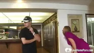جنس جماعي صريح: فاتنة تمارس الجنس بعنف مع عشيقها وفحل عشوائي