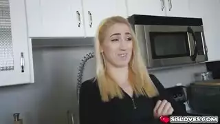 شقراوان سماويتان تبتلعان المني في رباعي جنسي صريح