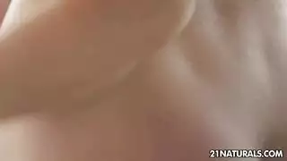 يمص صدر بعنف