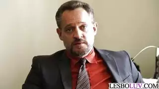 بيني باكس تأخذ وضعية الكلب الخشنة على طاولة التدليك