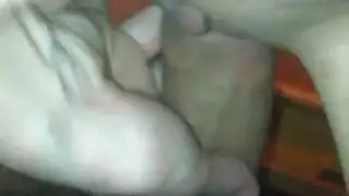 زميلة السكن تأمر صديقتها بلعق مؤخرته الناعمة قبل استراحته