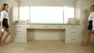 جينا ماليكوفا تحب تدمير مهبلها في منتصف النهار حتى يصبح بظرها متقرحاً