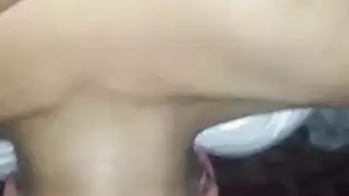 مدرسة مثيرة ترتدي كعب عالي تسحب ضفيرتها أثناء ممارسة جنس عنيف