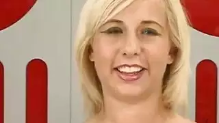 ربة منزل مثيرة تأخذ قضيب حبيبها الثانوي الصلب