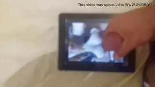 جماع على الأريكة: سمراء عاهرة تحب قضيب أسود في الشرج