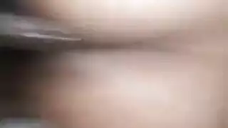 فتاة صغيرة تركب فارساً أكبر سناً ذو خبرة