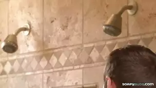 عاهرة بيضاء مدمنة على القضيب، تتجاهل عملها من أجل ركوب أطول