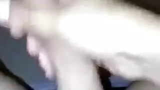 فرج إيدن سكاي يمسك بقضيب حجري صلب مبلل في هذا المقطع